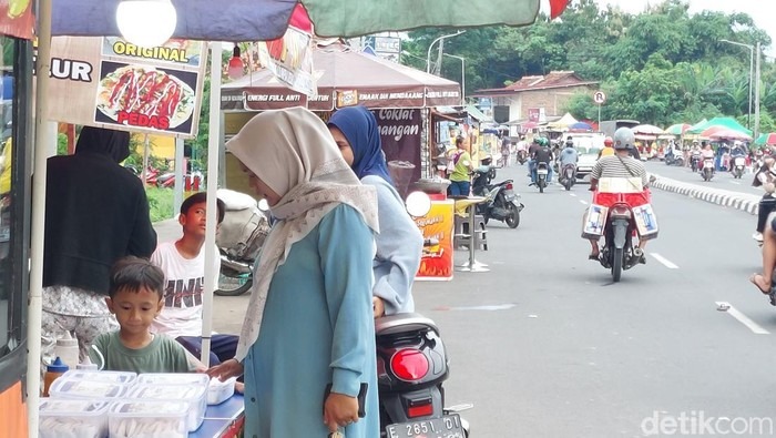 Suasana di jalan ki bagus rangin kabupaten cirebon saat sore hari 1741858490241 169